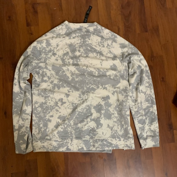 Brand new lulu lemon long sleeve t-shirt, never worn. - Picture 2 of 4